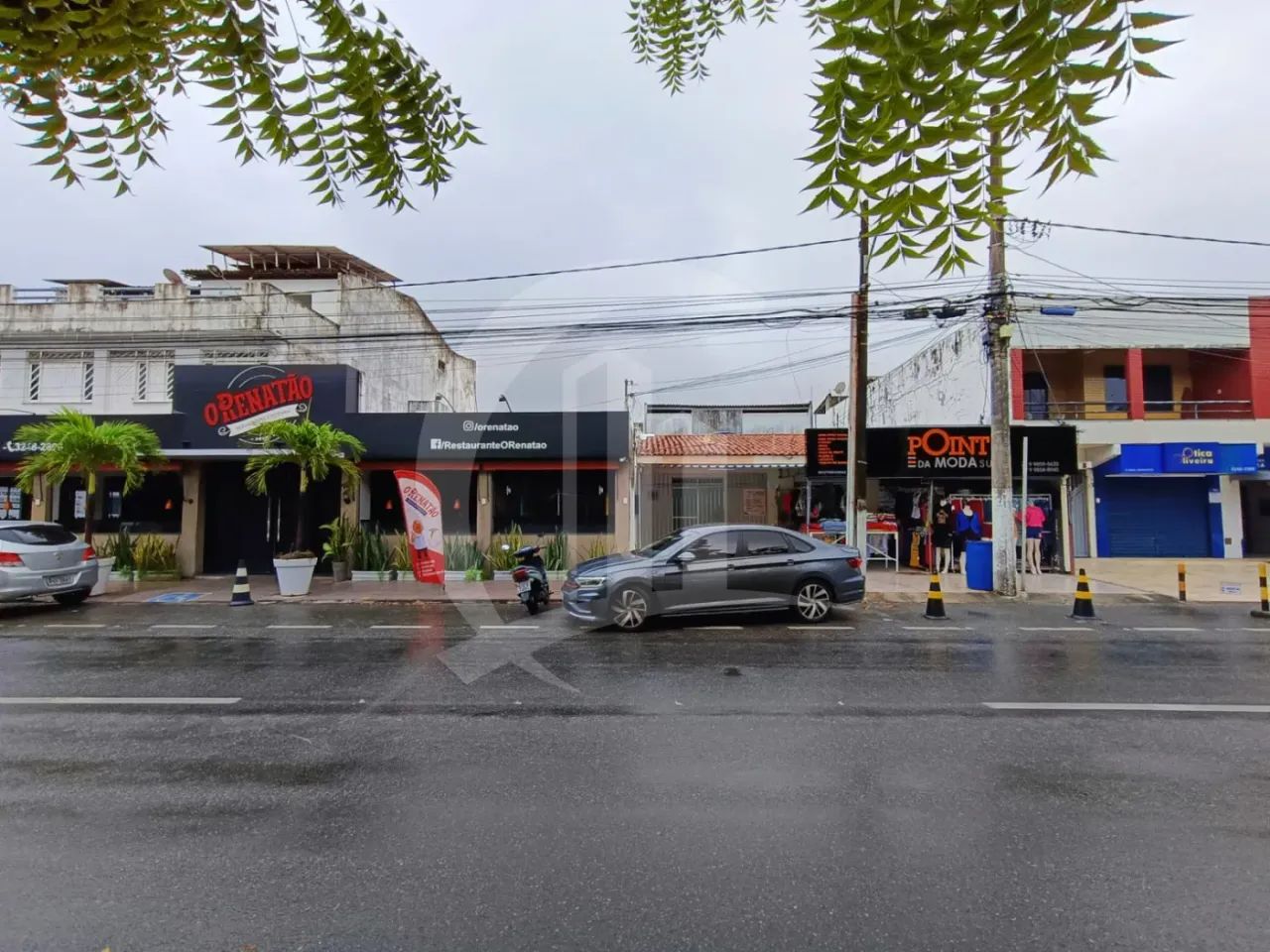 Casa com três quartos, excelente para ponto comercial, na avenida principal do Augusto Fra