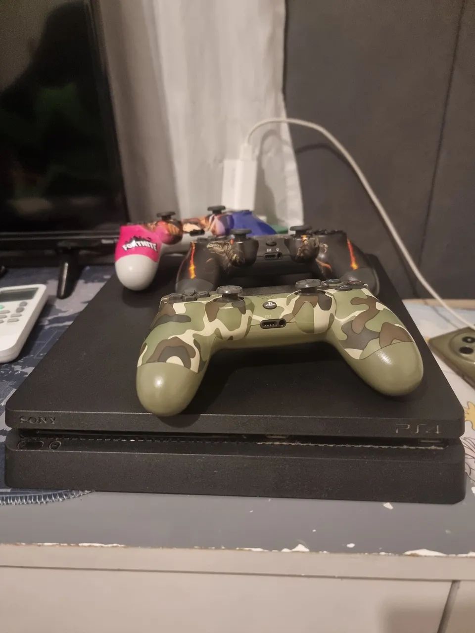 Ps4 com 3 controles e 3 jogos - Foto 2