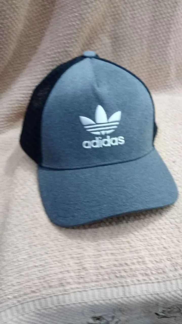 Boné truckerde espuma classic Adidas perfeito estado 
