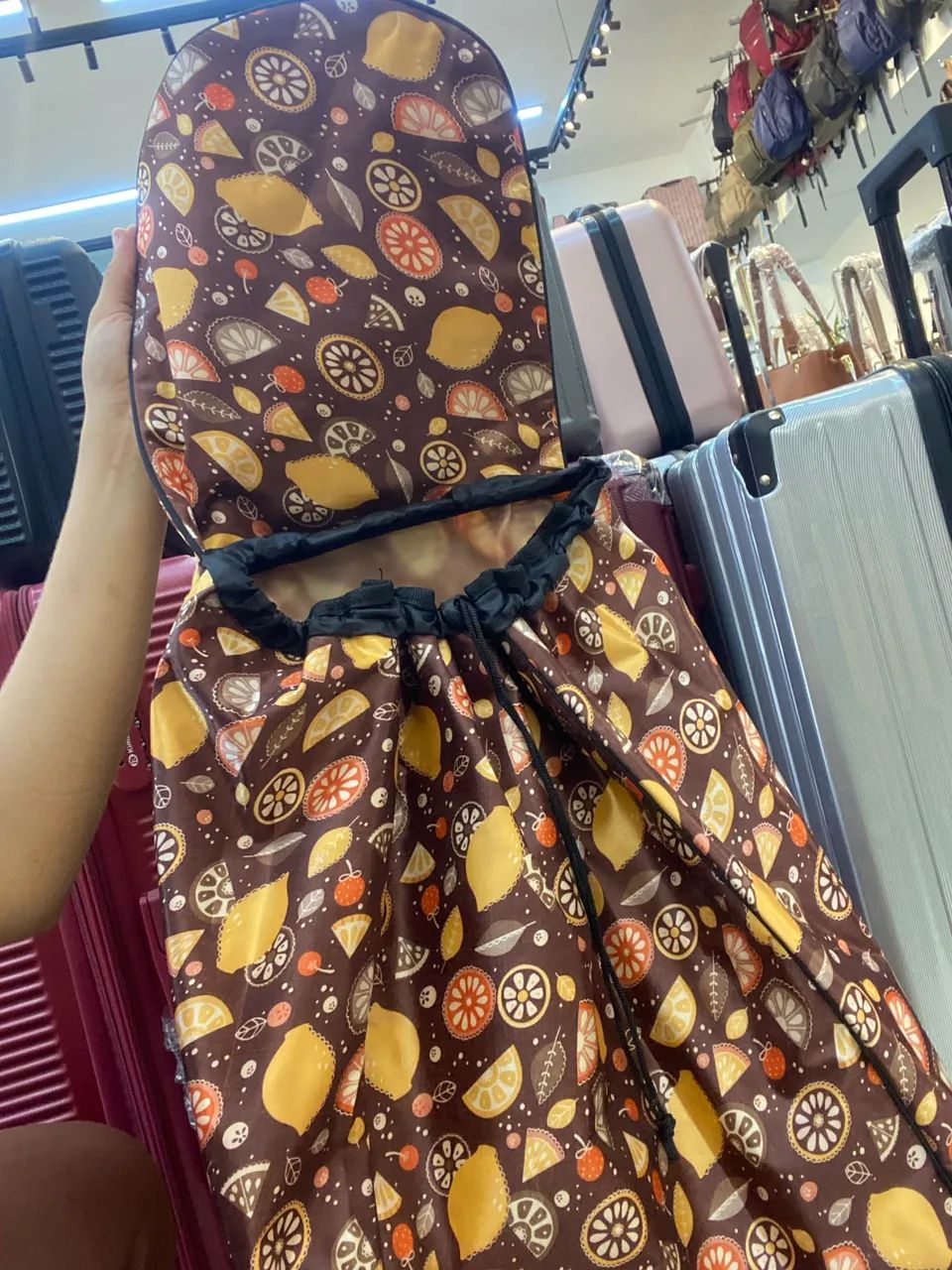 Carrinho de Feira e Compras Dobrável com Bolsa Estampada Impermeável - Foto 4