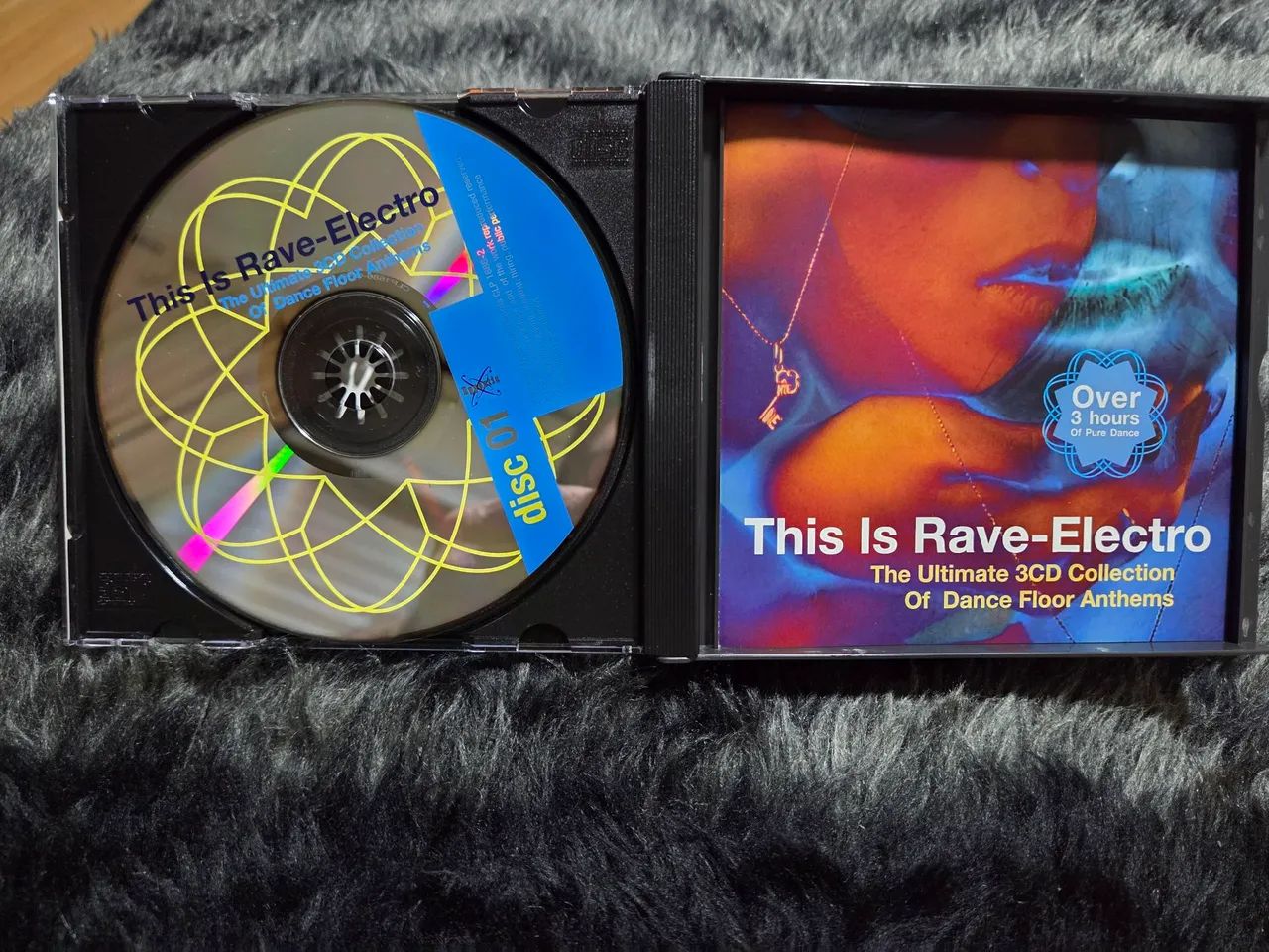 CD THIS IS RAVE - ELECTRO , 3 CDs , INGLÊS  , NOVÍSSIMO  ! - Foto 3