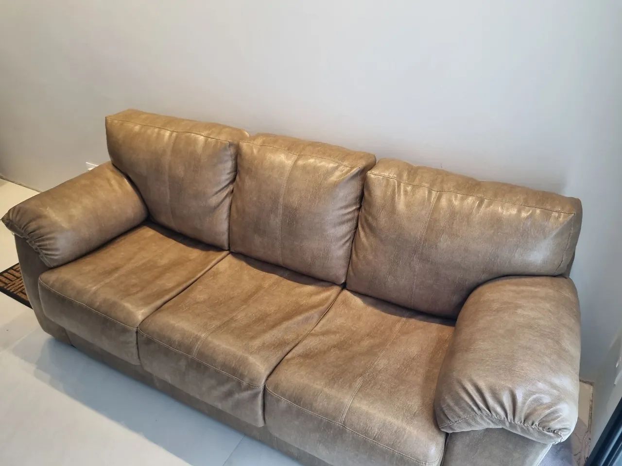 Sofa em couro sintético, modelo clássico, semi novo - Foto 5