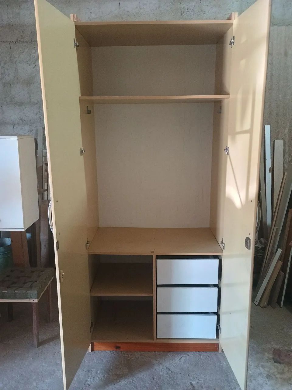 Guarda roupa de solteiro com espelho. - Foto 2