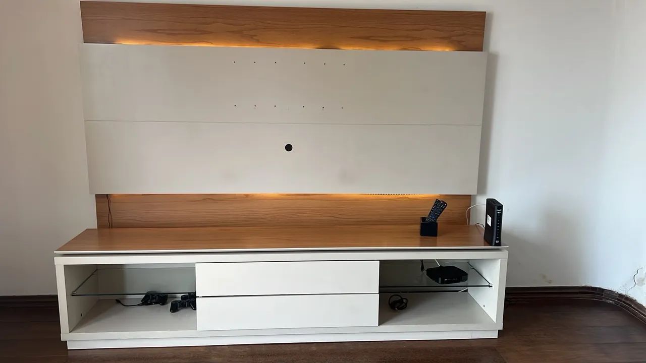 Rack com Painel para TV - Off-White e Amadeirado com Gavetas e Prateleiras de Vidro