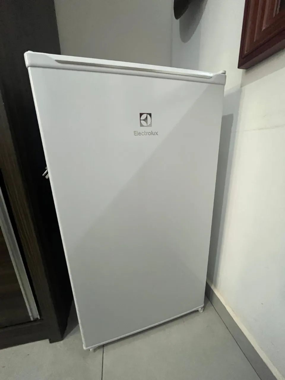 Frigobar Electrolux EM90