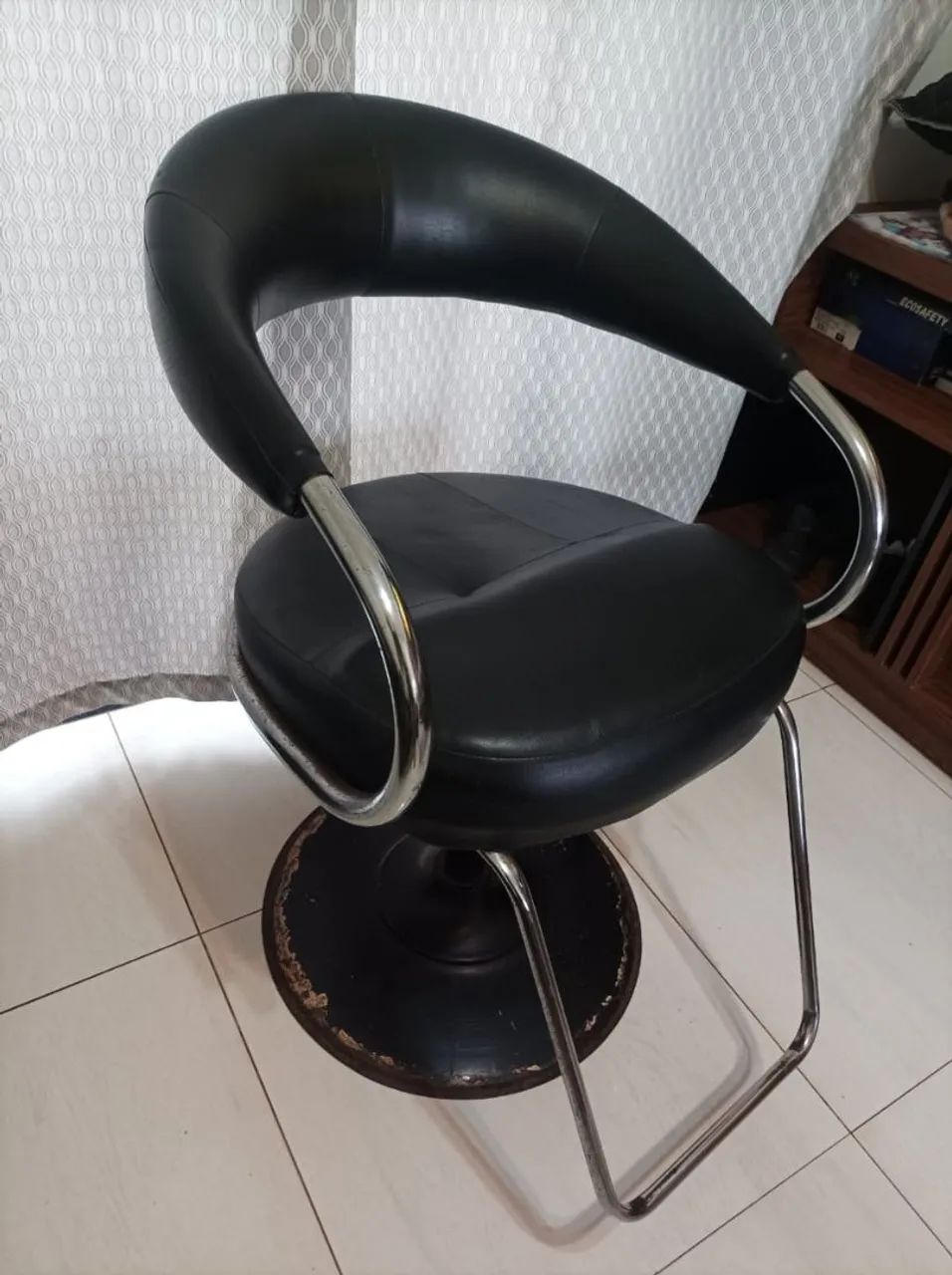 CADEIRA DE BARBEIRO / SALÃO - BOM ESTADO - Foto 2