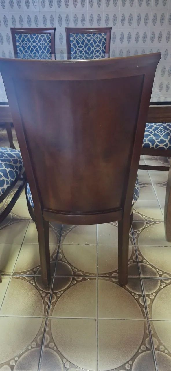Mesa + 8 cadeiras em madeira maciça - Foto 4