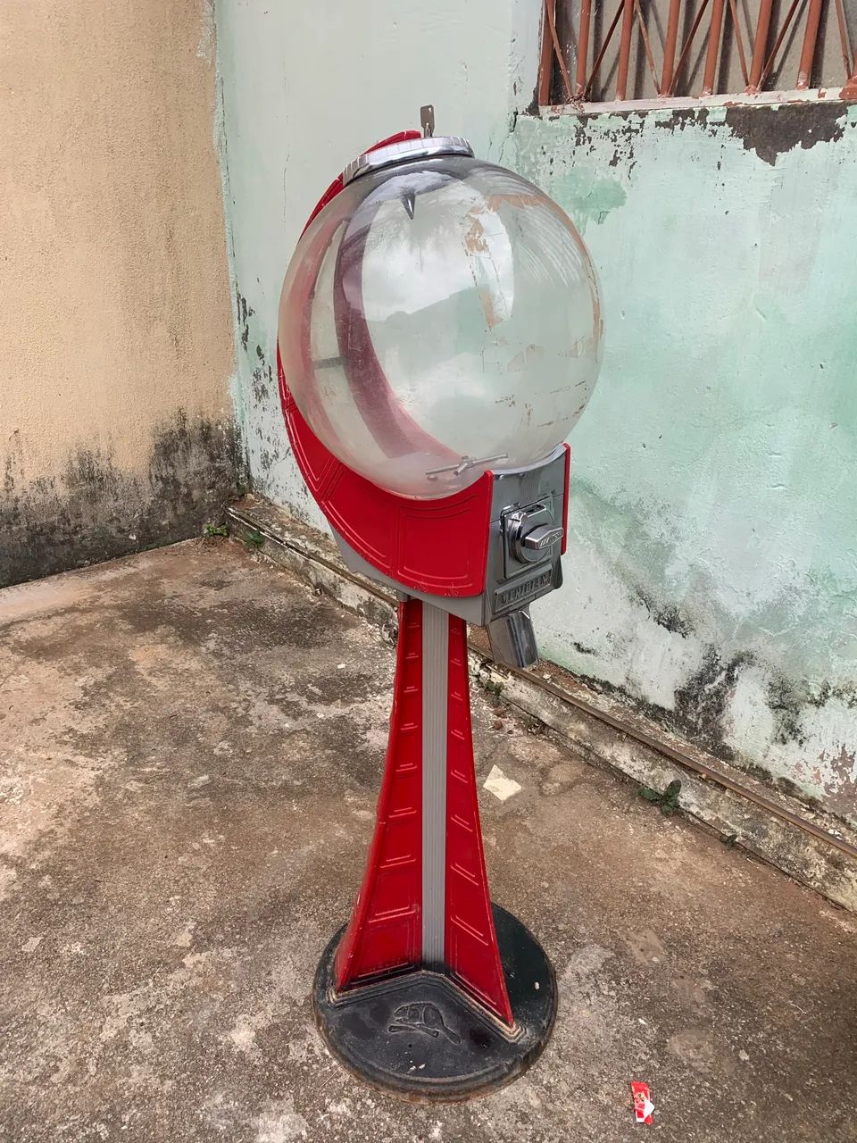 Máquina de bolinhas grande funcionando perfeitamente 