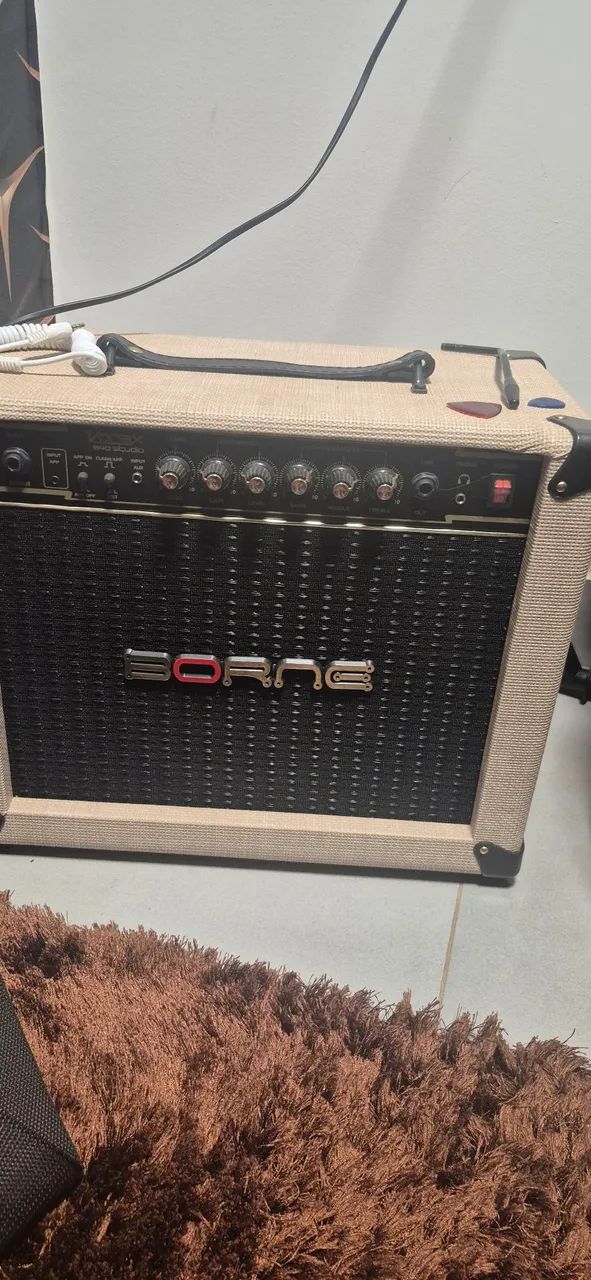 Guitarra Tagima e cubo boneco.