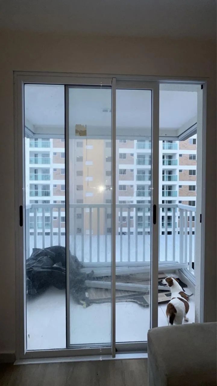 Esquadria de alumínio branco  Com vidros de 8MM  - Foto 2
