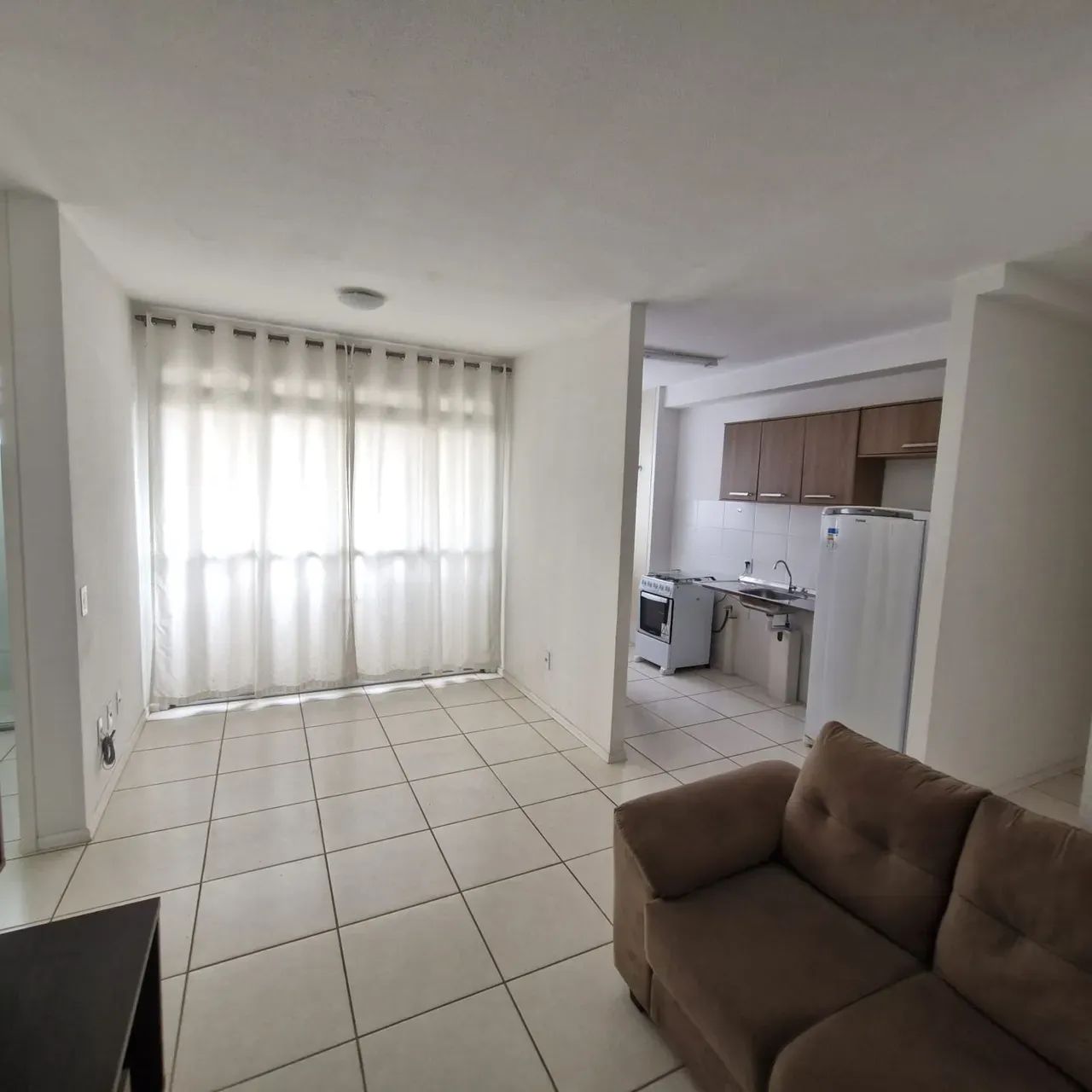 Apartamento com suíte e varanda para locação  Monte Castelo