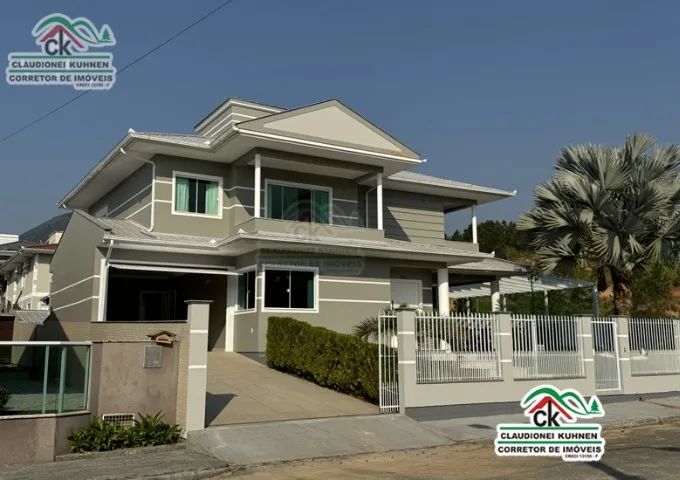 Linda casa com acabamentos de alta qualidade em Santo Amaro da Imperatriz