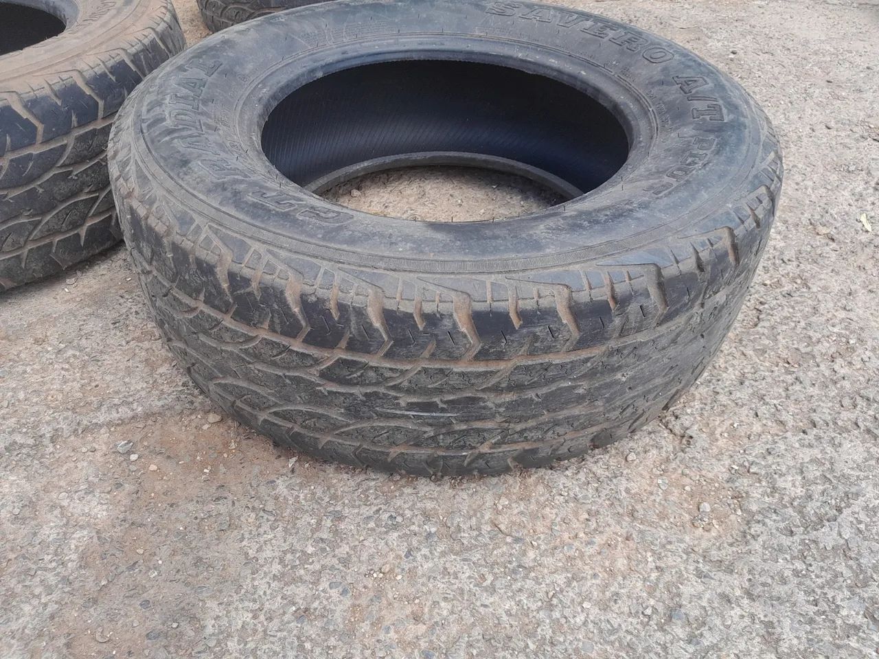 3 Pneus Aro 17 265/65 - Foto 3