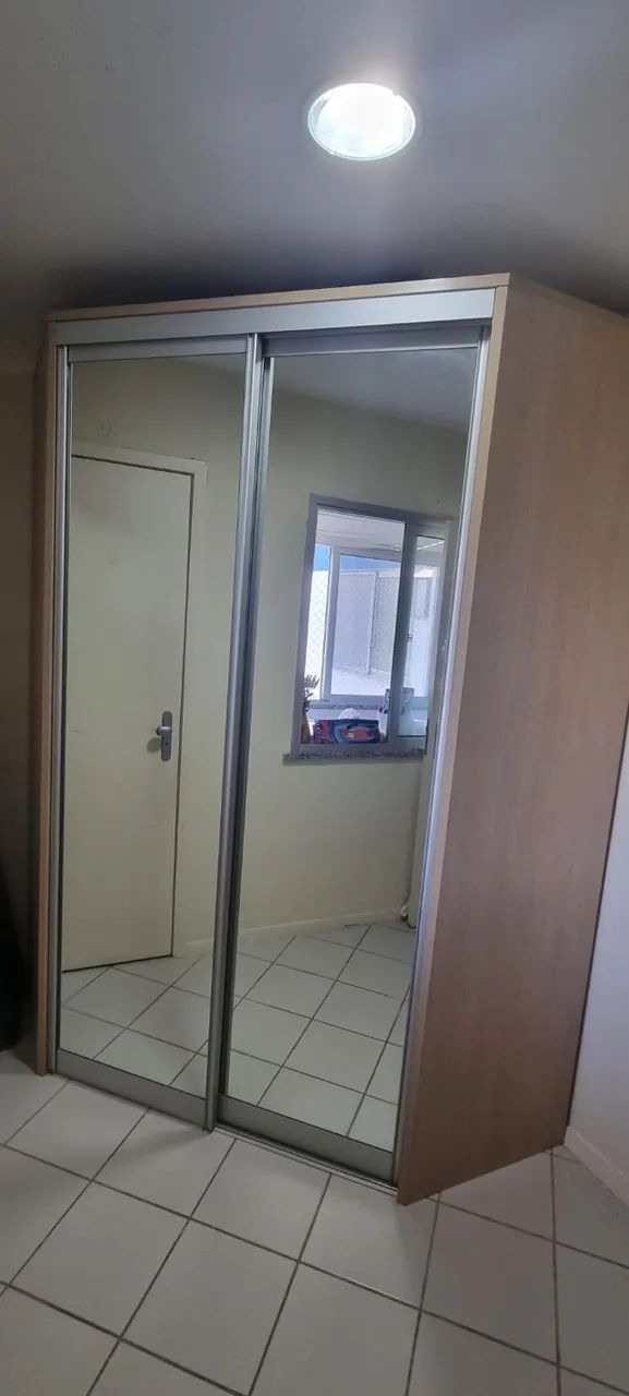 Armário tipo closet com portas de espelho