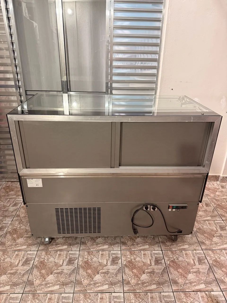 1 Vitrine Expositora refrigerada semi nova funcionando perfeitamente  - Foto 4