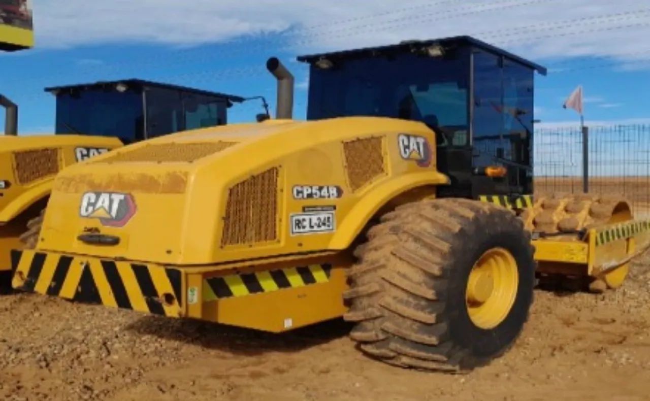 Rolo Compactador Caterpillar CP54B ano 2022 com Pé de Carneiro, em MT