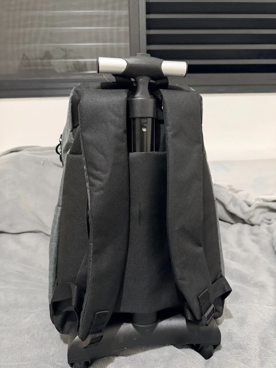 Mochila cinza de costas e rodinha (360°) - Foto 3