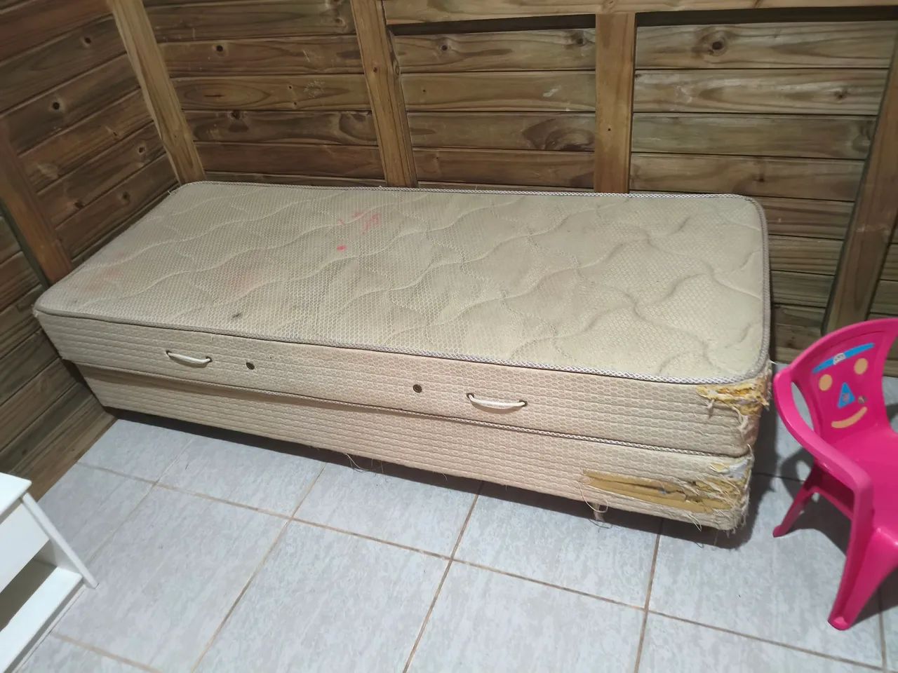 Doação cama de solteiro em bom estado