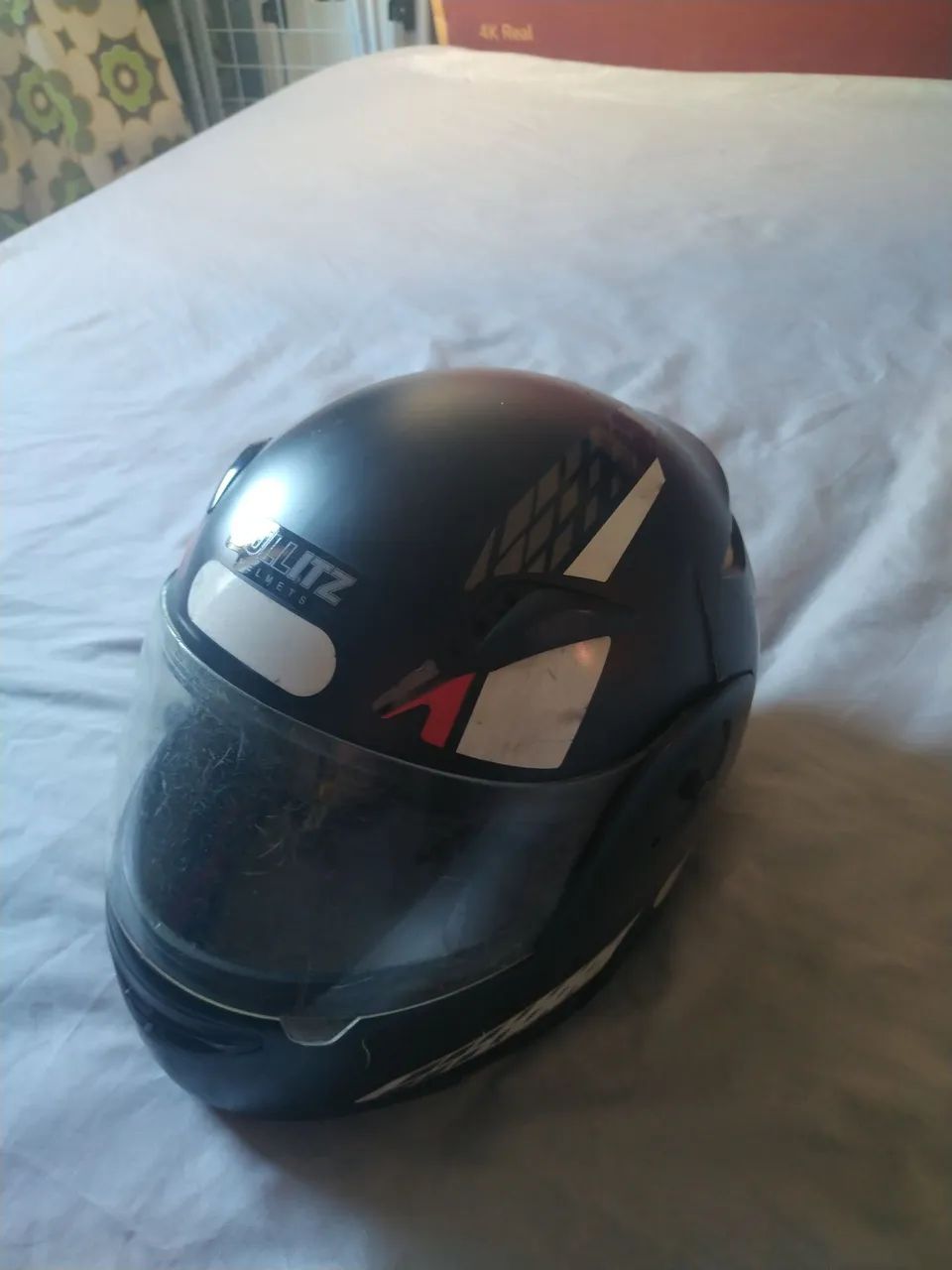 Capacete preto - frente móvel