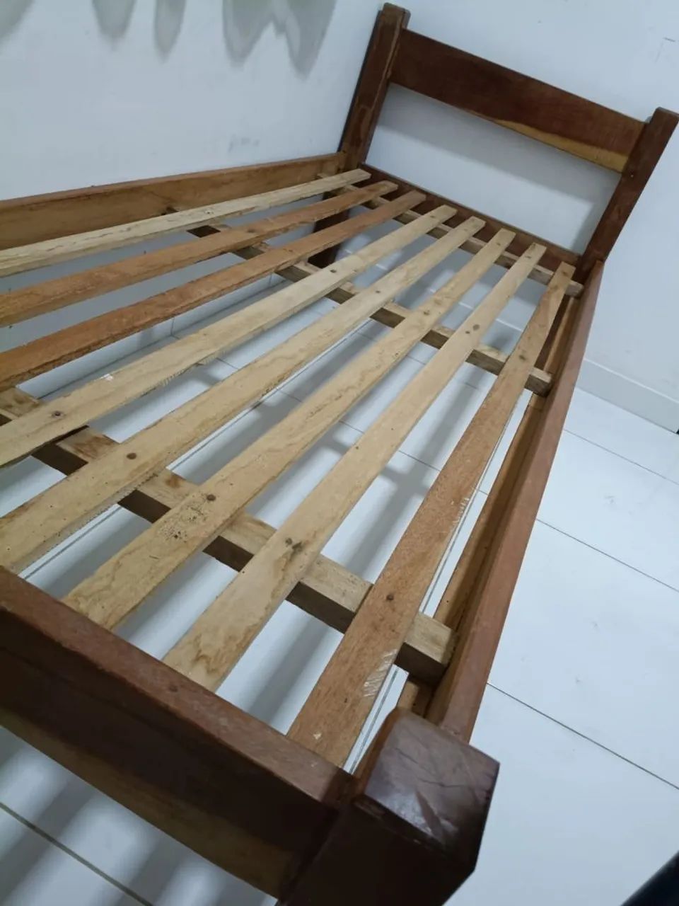 Vendo cama de solteiro 