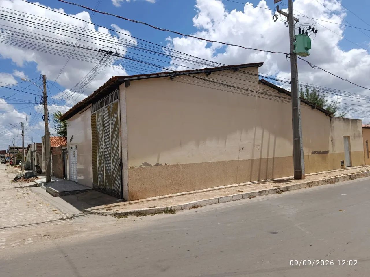 Casa bem central de esquina, ótima para com comércio. - Foto 2