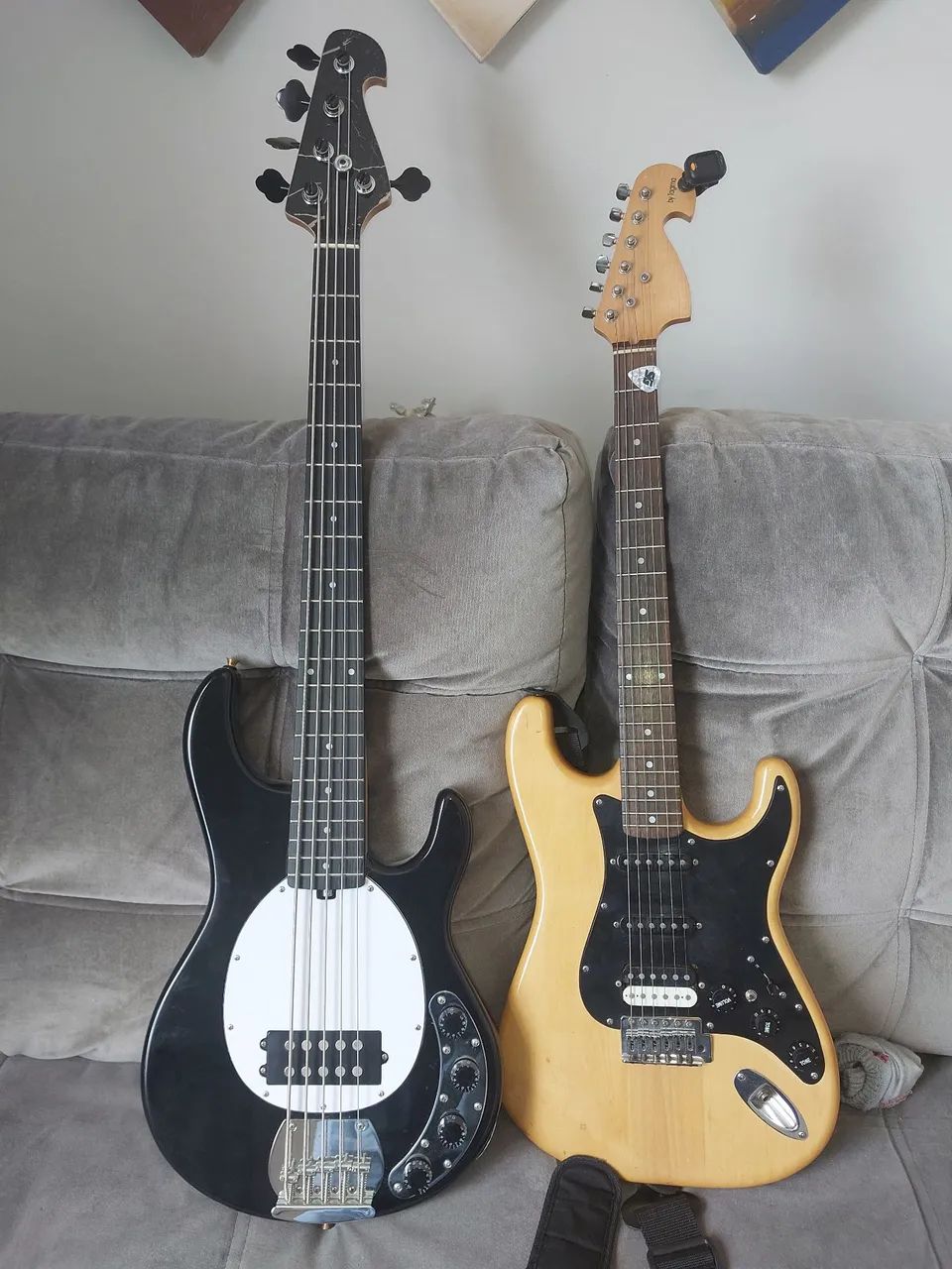 Vendo baixo e guitarra ambos regulados.top o baixo e zero com upgrade  tarraxas e knopes