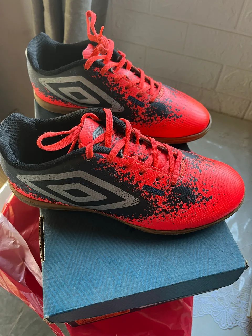 Chuteira Umbro feminina 38 usada 