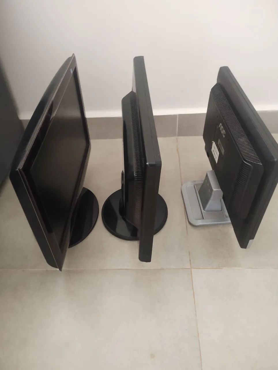 3 monitores 1 com defeito 