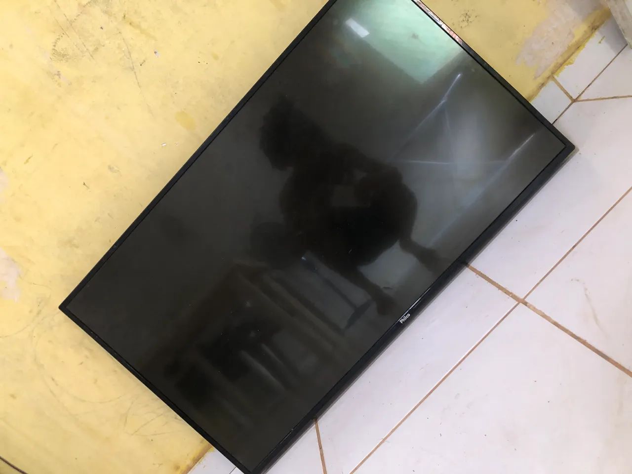 Vendo Tv de 43 POLEGADAS COM Pequeno DEFEITO 