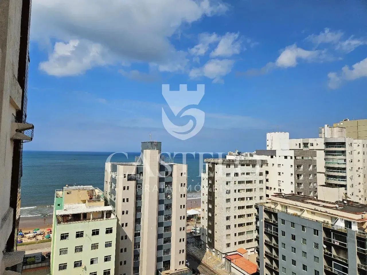 Apartamento 2 quartos sendo 1 suíte com vista lateral para o mar na quadra do mar, Praia d