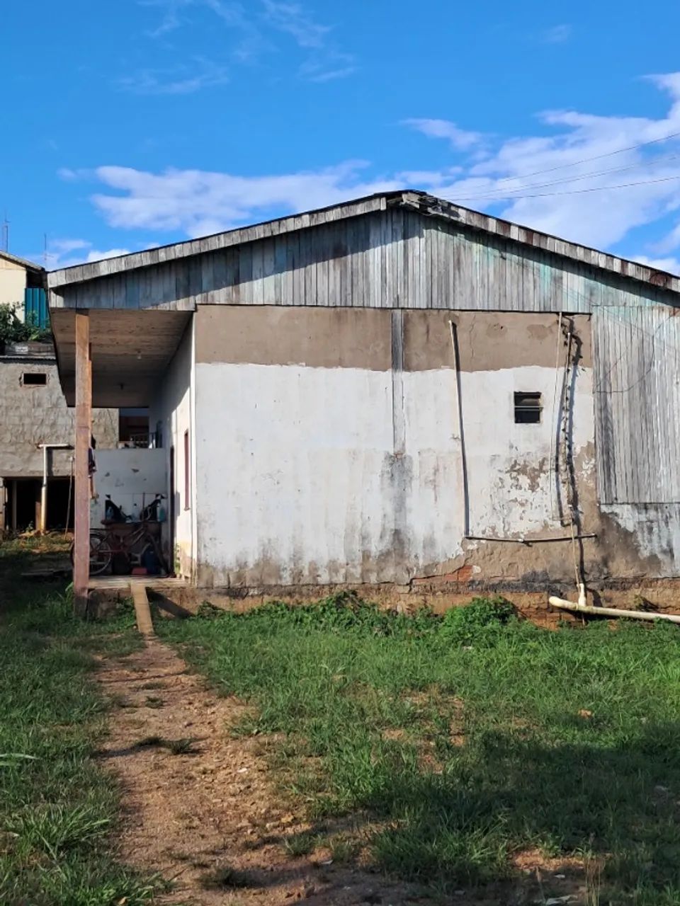 Vende-se  uma casa e um apartamento   com 2 quartos,  próximo ao Frios Vilhena 