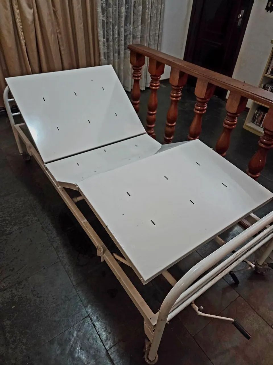 Cama Hospitalar 2 manivelas - Excelente Estado - Abaixou! - Foto 4