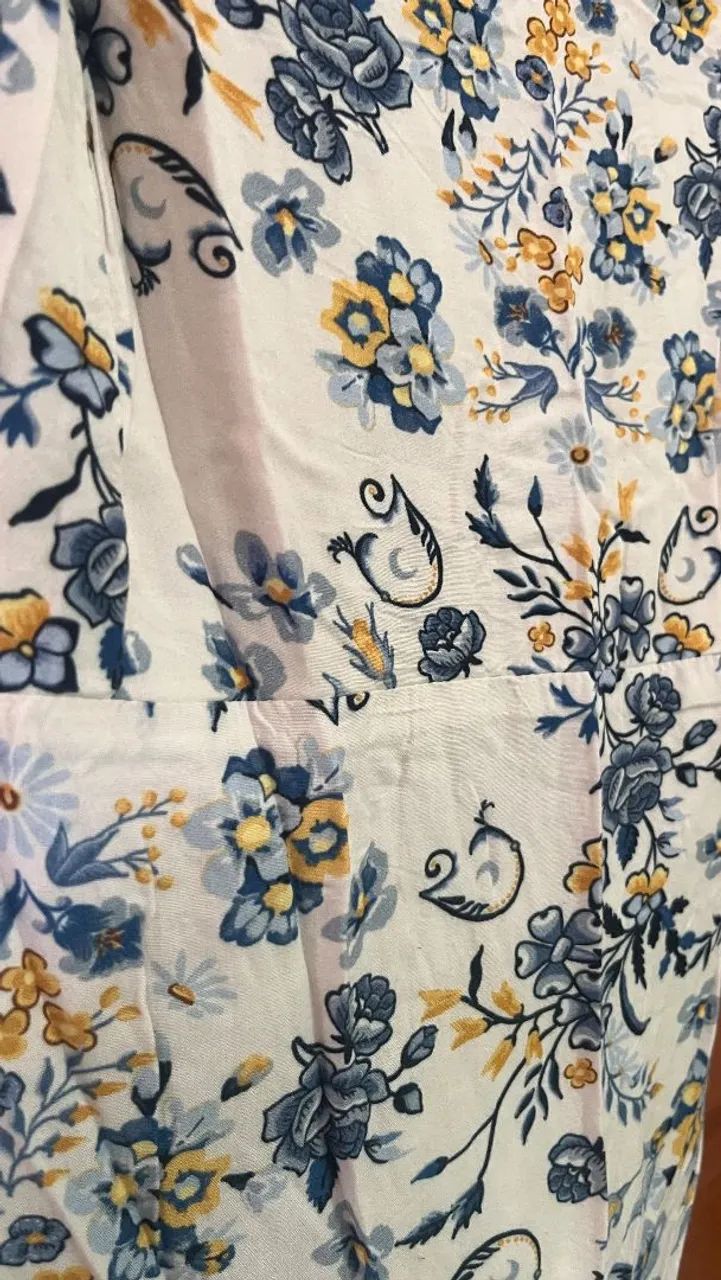 Vestido branco com floral azul e amarelo  - Foto 4