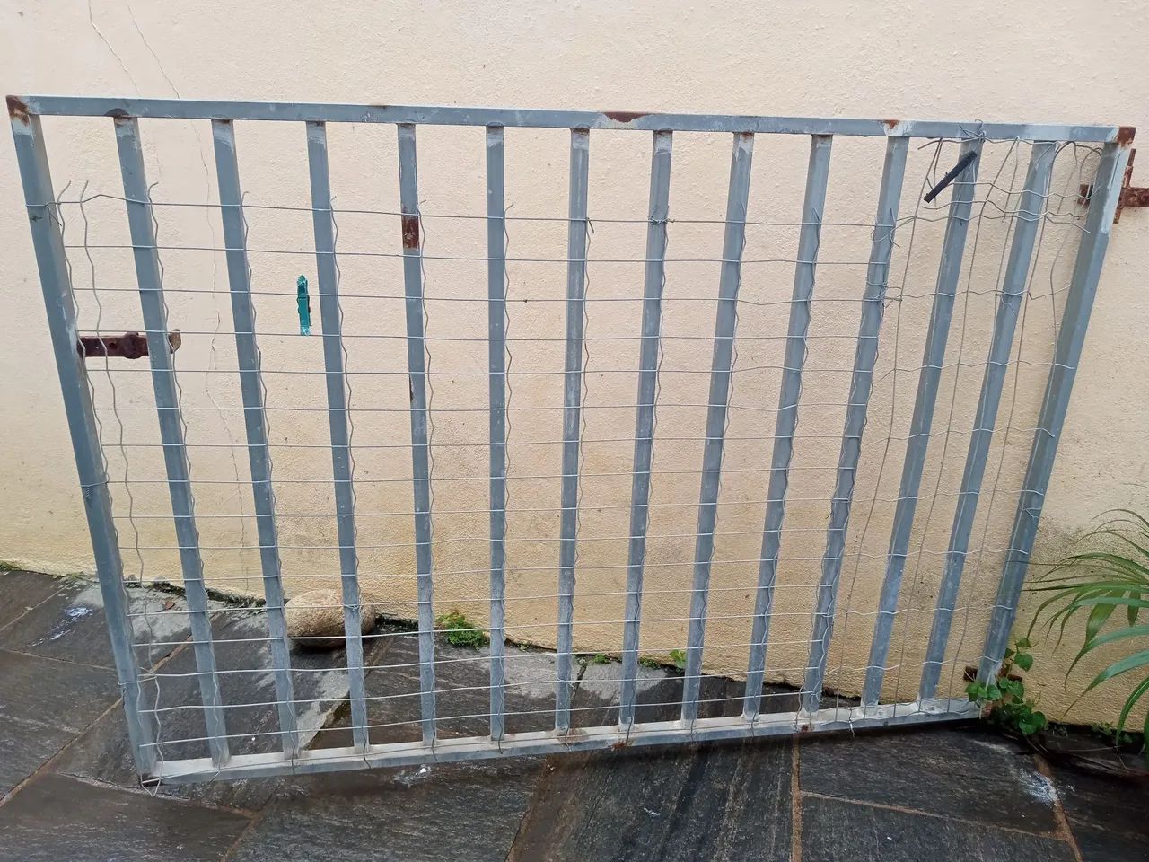 Vendo portão galvanizado para canil medidas 1,37x0,97m - Foto 2