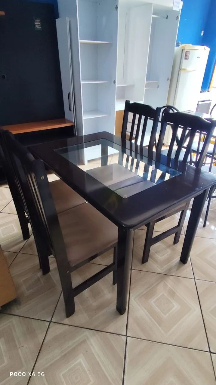 Mesa de Madeira com 4 Cadeiras