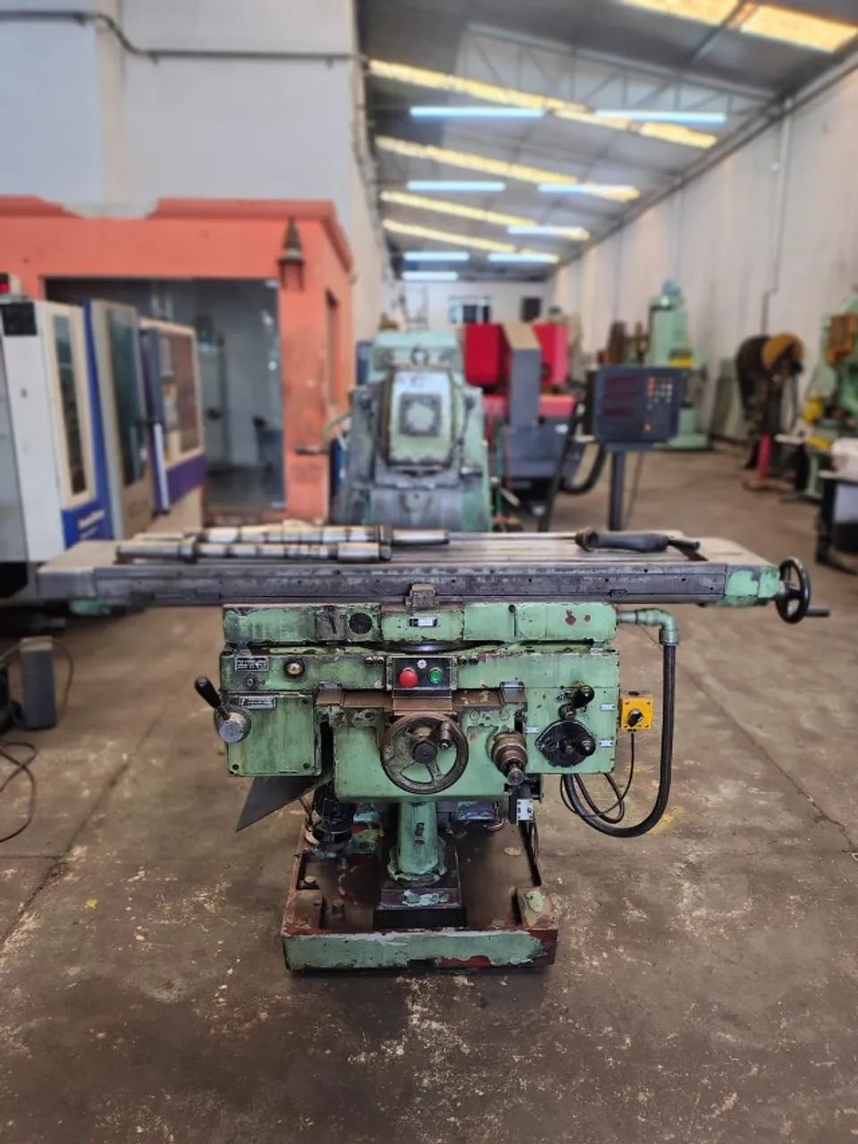 Fresadora universal U-30 Romi
