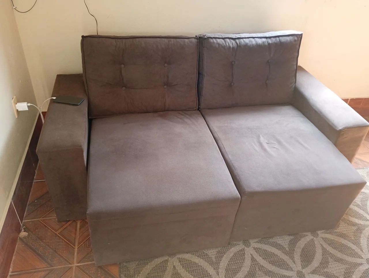 Sofá retrátil marrom