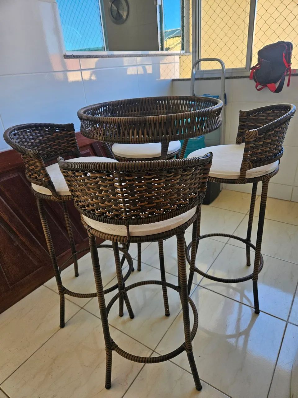 Mesa com 4 banquetas  - Foto 5