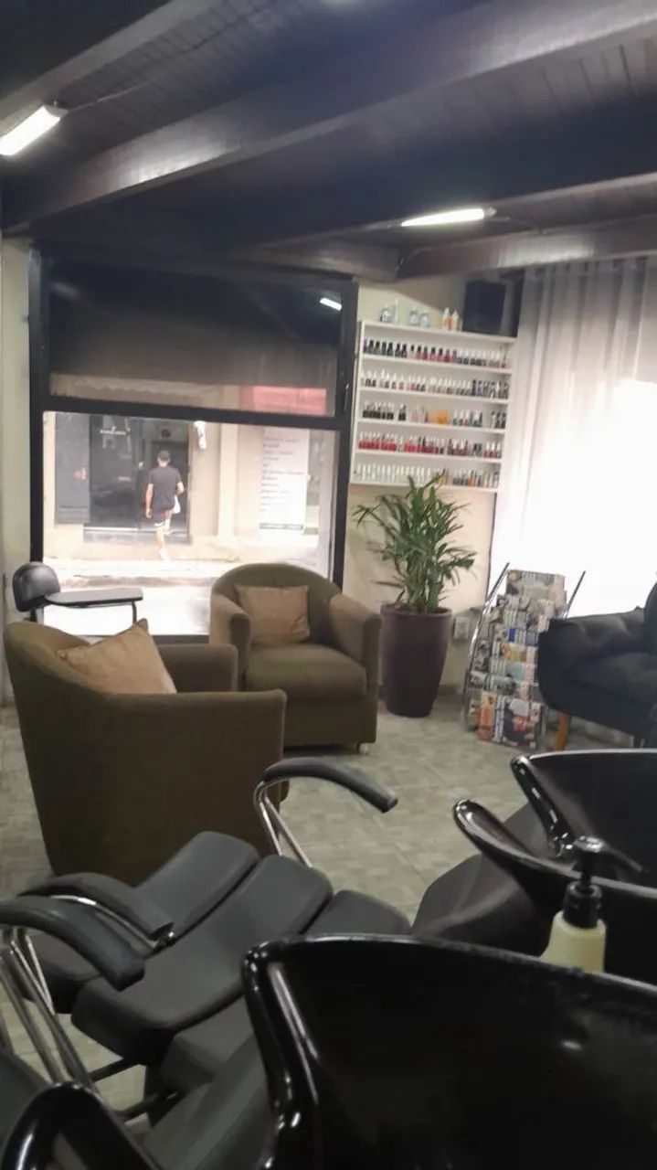 Precisamos de cabeleireira que seja manicure. - Foto 2