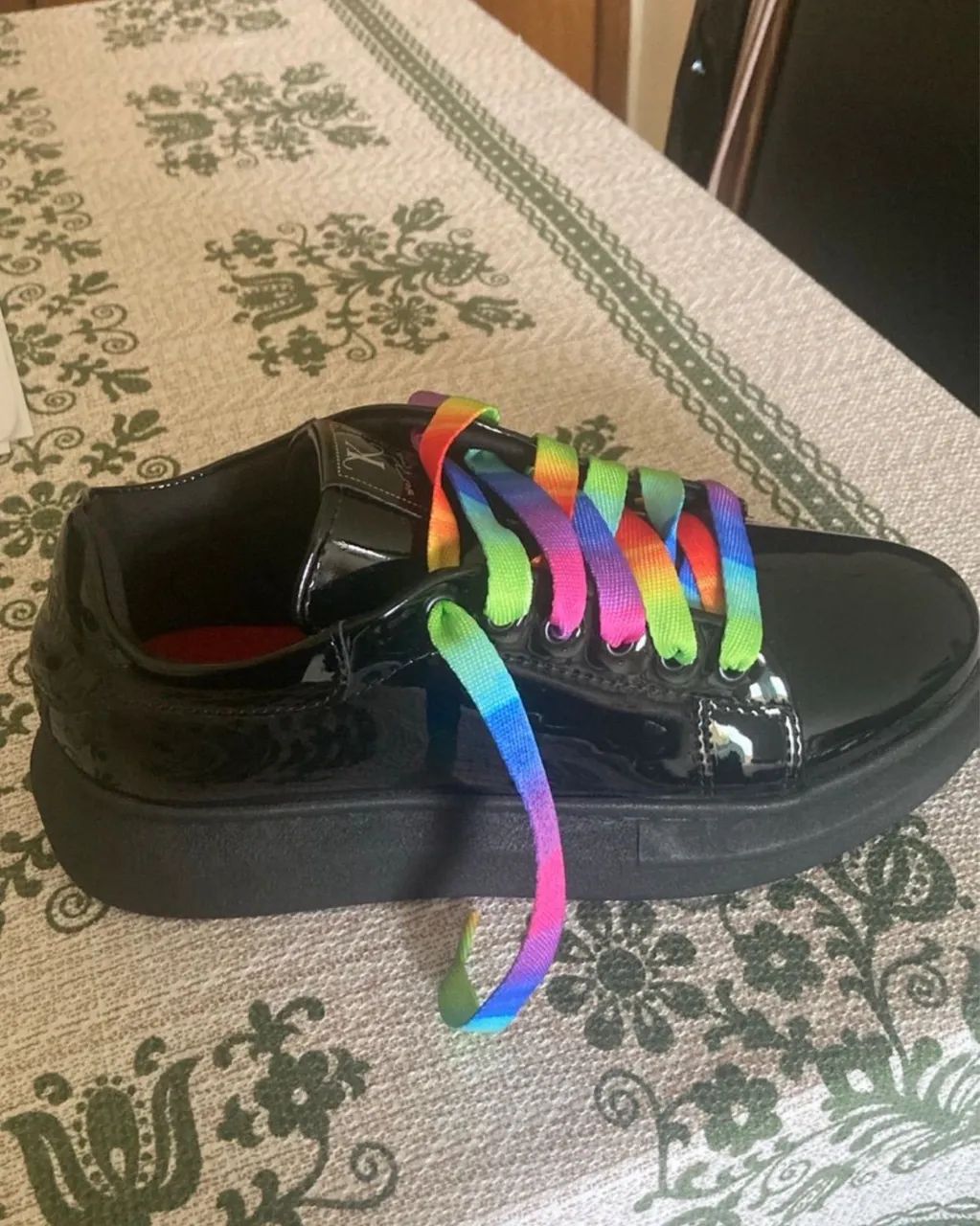 Tenis Preto com cadarço Colorido  - Foto 2