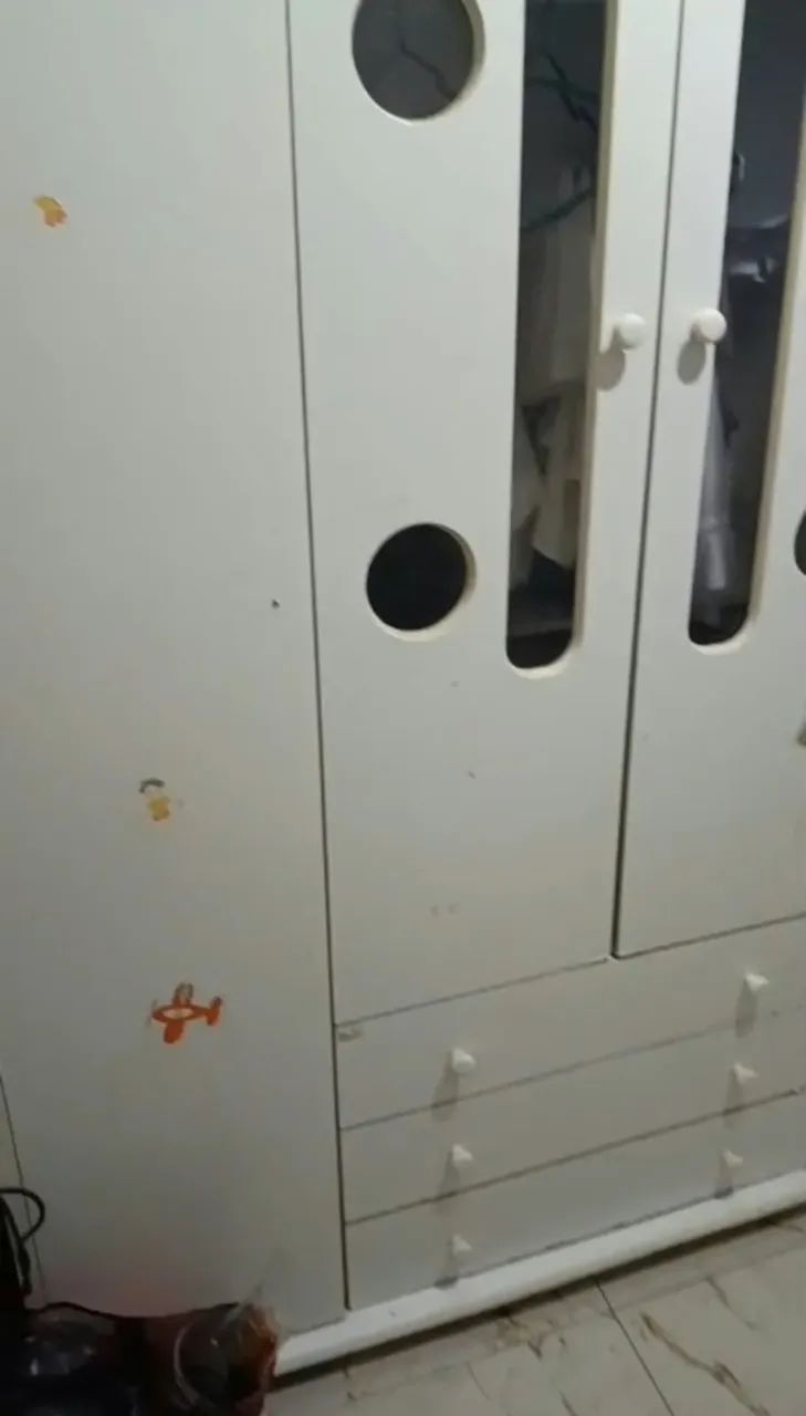 Aguarda roupa infantil usado