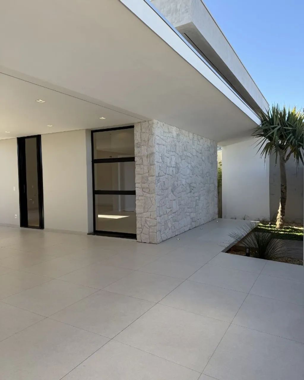 Casa com 03 suítes e piscina - Foto 2