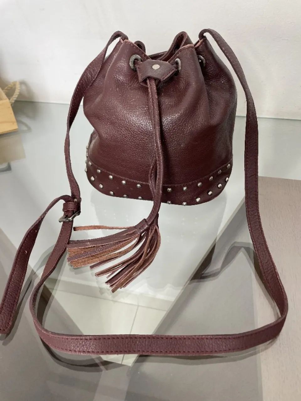 Bolsa Bucket Bag Lê Postiche em Couro Vinho