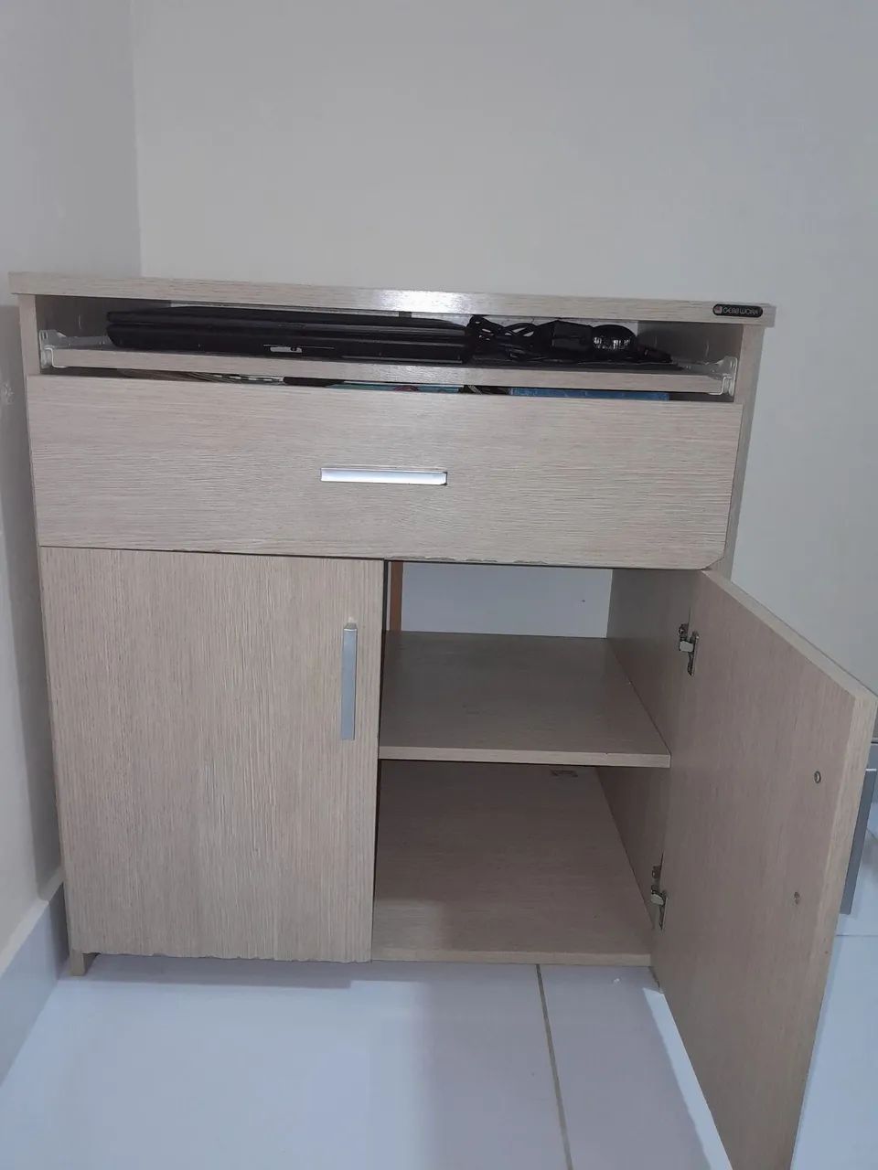 Escrivaninha com gaveta e suporte imbuído para teclado, duas porta com prateleira. - Foto 2