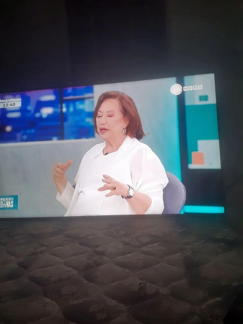 Smart tv Samsung 50 4k qled funcionando perfeitamente obs  com umas linhas  horizontal 