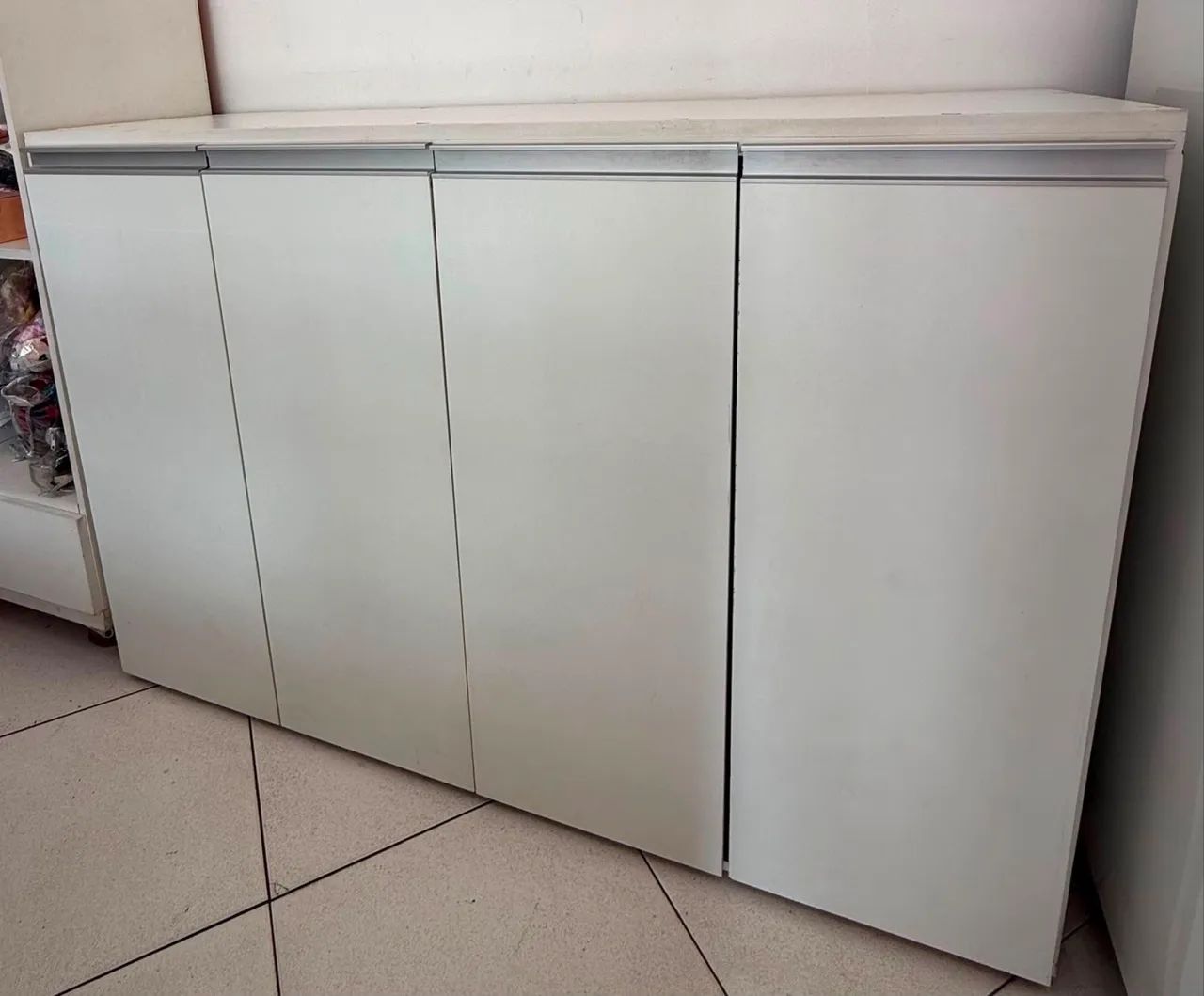 Balcão com 4 portas bem conservado 
