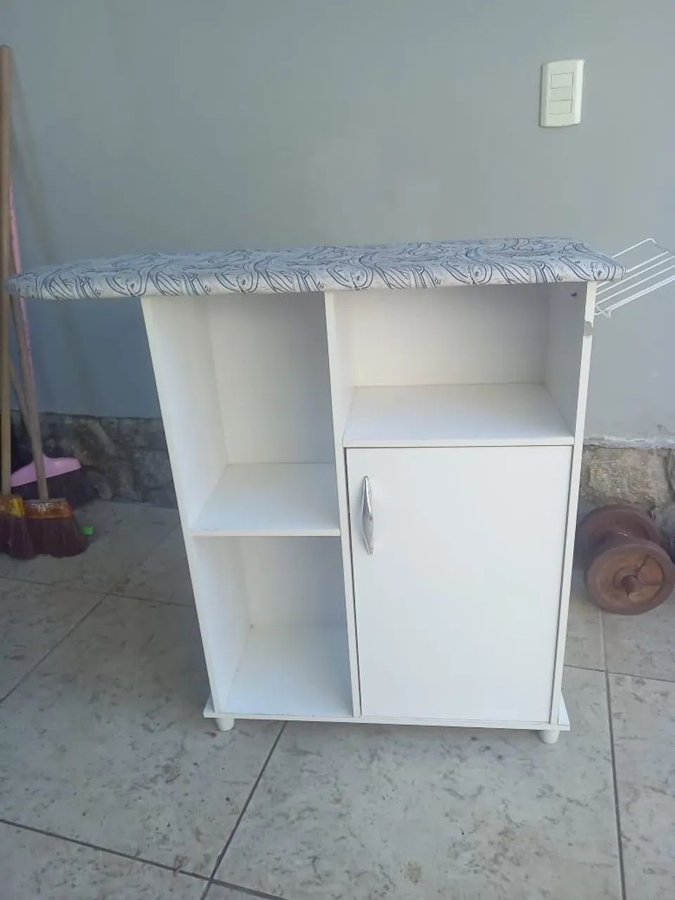 Móvel com tábua de passar roupa