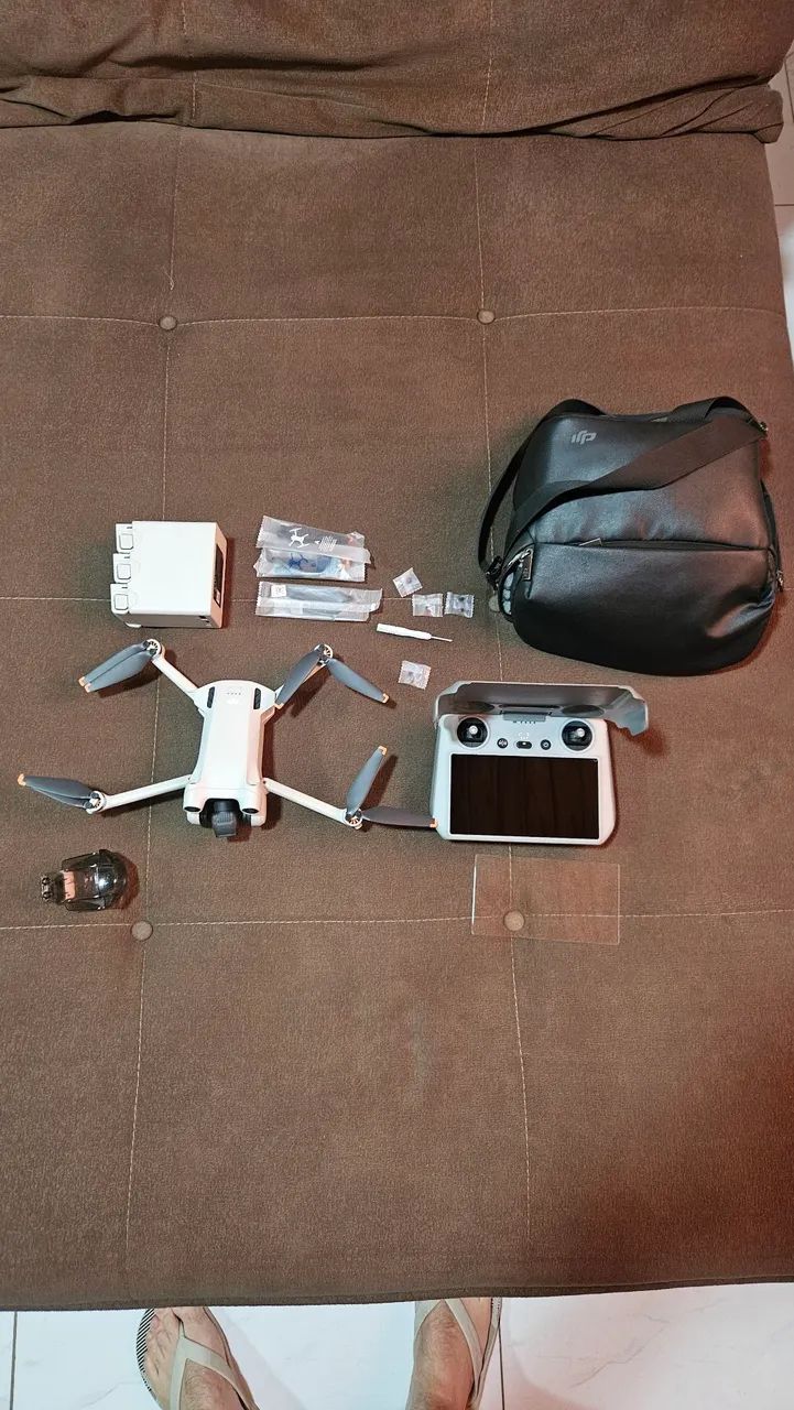 Drone Dji mini 3 Pro c/ controle RC + combo fly more bateria 45 min