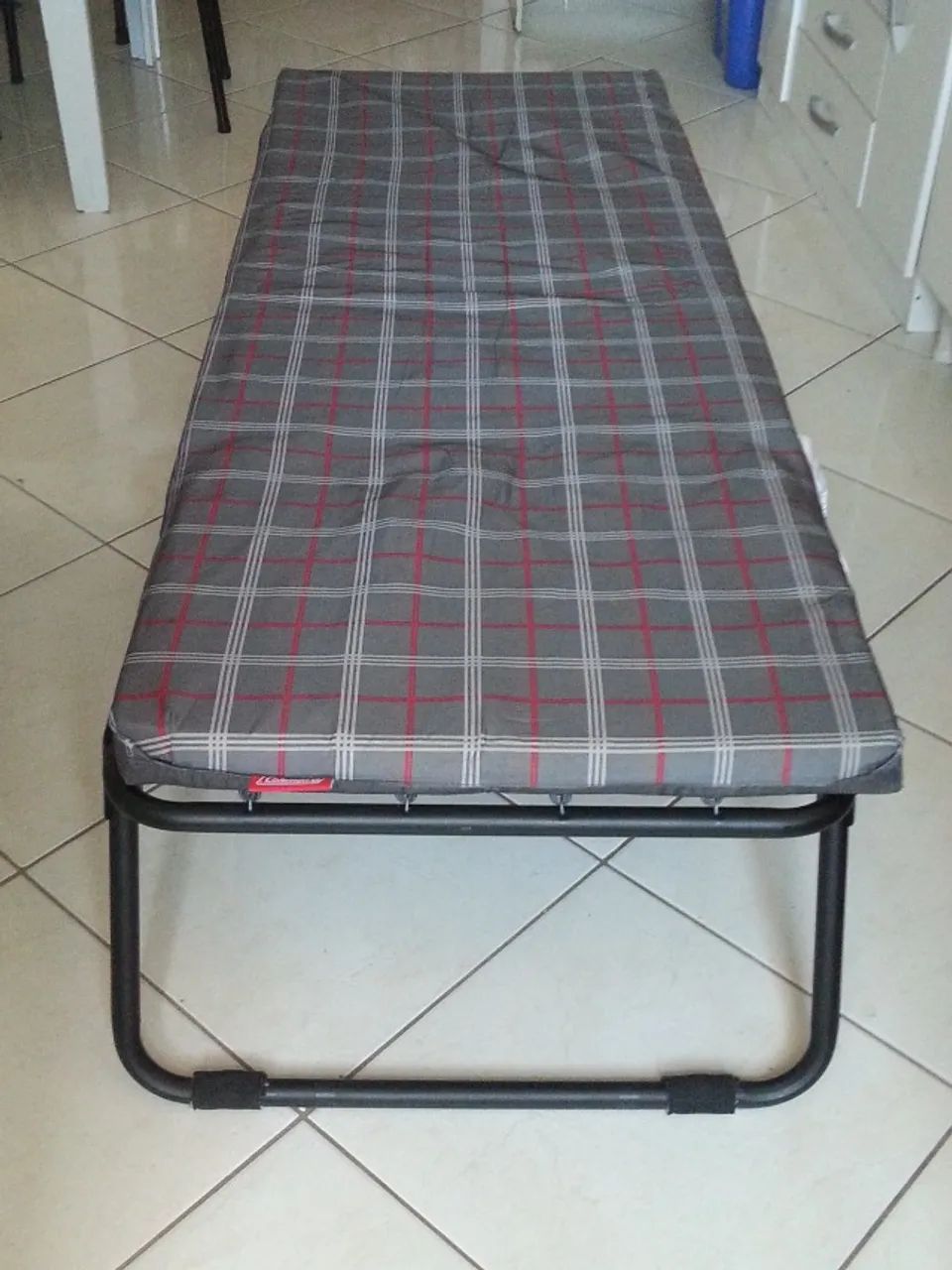 Cama Dobrável de Campanha Coleman, em Aço, com Molas