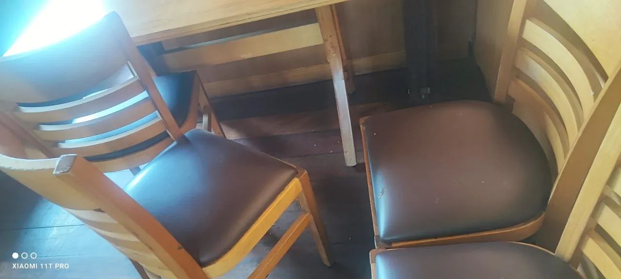 Mesa com 4 cadeiras. Móveis Brum. Tenho vinho e preta.  - Foto 4